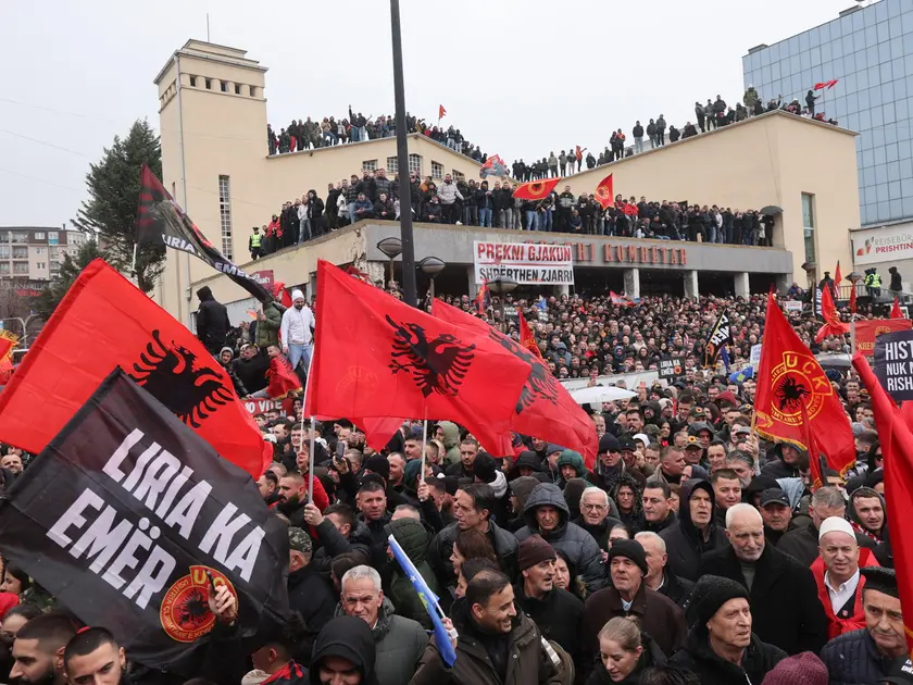 La folla in piazza a Pristina a febbraio manifesta contro il Tribunale speciale dell’Aia (foto Epa)