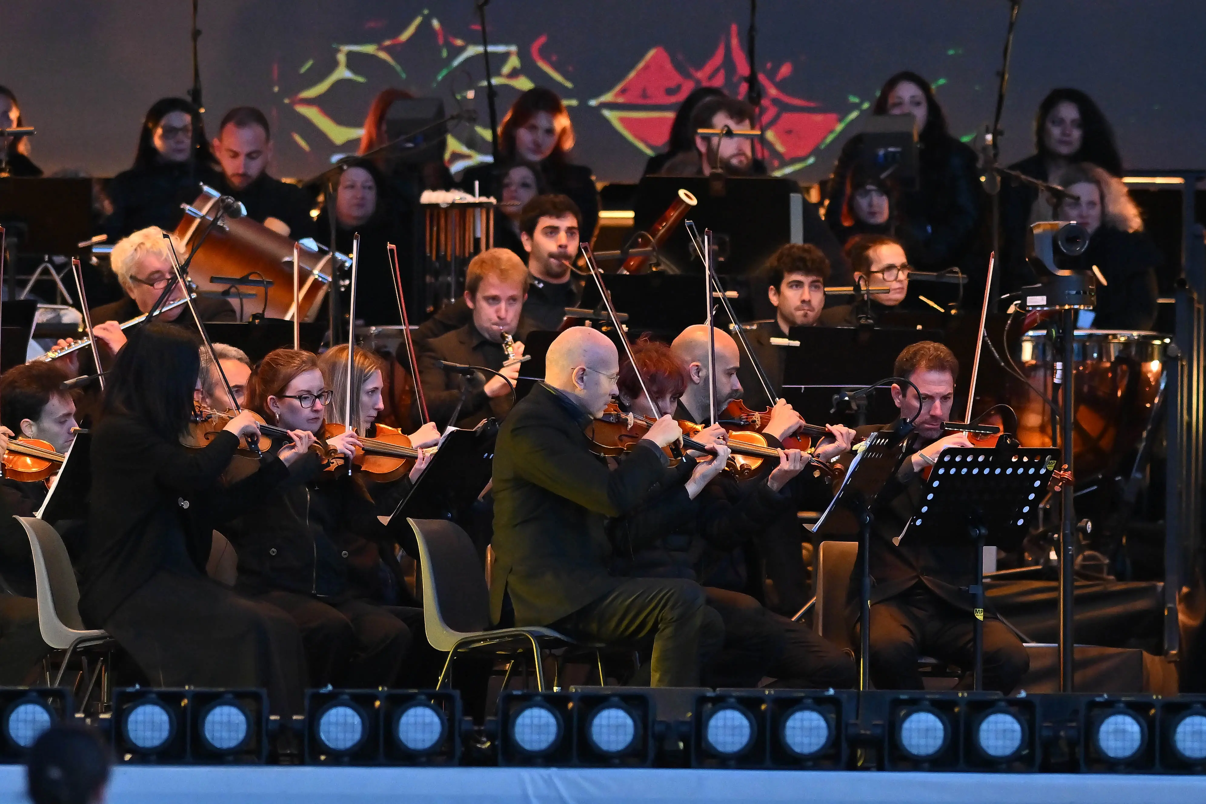 Andrea Bocelli ha incantato il pubblico con un concerto evento inserito nel tour celebrativo dei trent’anni di “Romanza”, l’album che ha portato la musica italiana nel mondo. Davanti a 15 mila spettatori, il tenore ha emozionato con il suo timbro inconfondibile e un repertorio capace di attraversare generazioni. Ad aprire la serata, tra lunghi applausi, la celebre “Di quella Pira” dal Trovatore di Giuseppe Verdi. Sul palco insieme a Bocelli anche i solisti Mariam Battistelli, Cecille, Dean Murphy e Andrea Griminelli, accompagnati dall’orchestra diretta da Marcello Rota (Foto Petrussi)