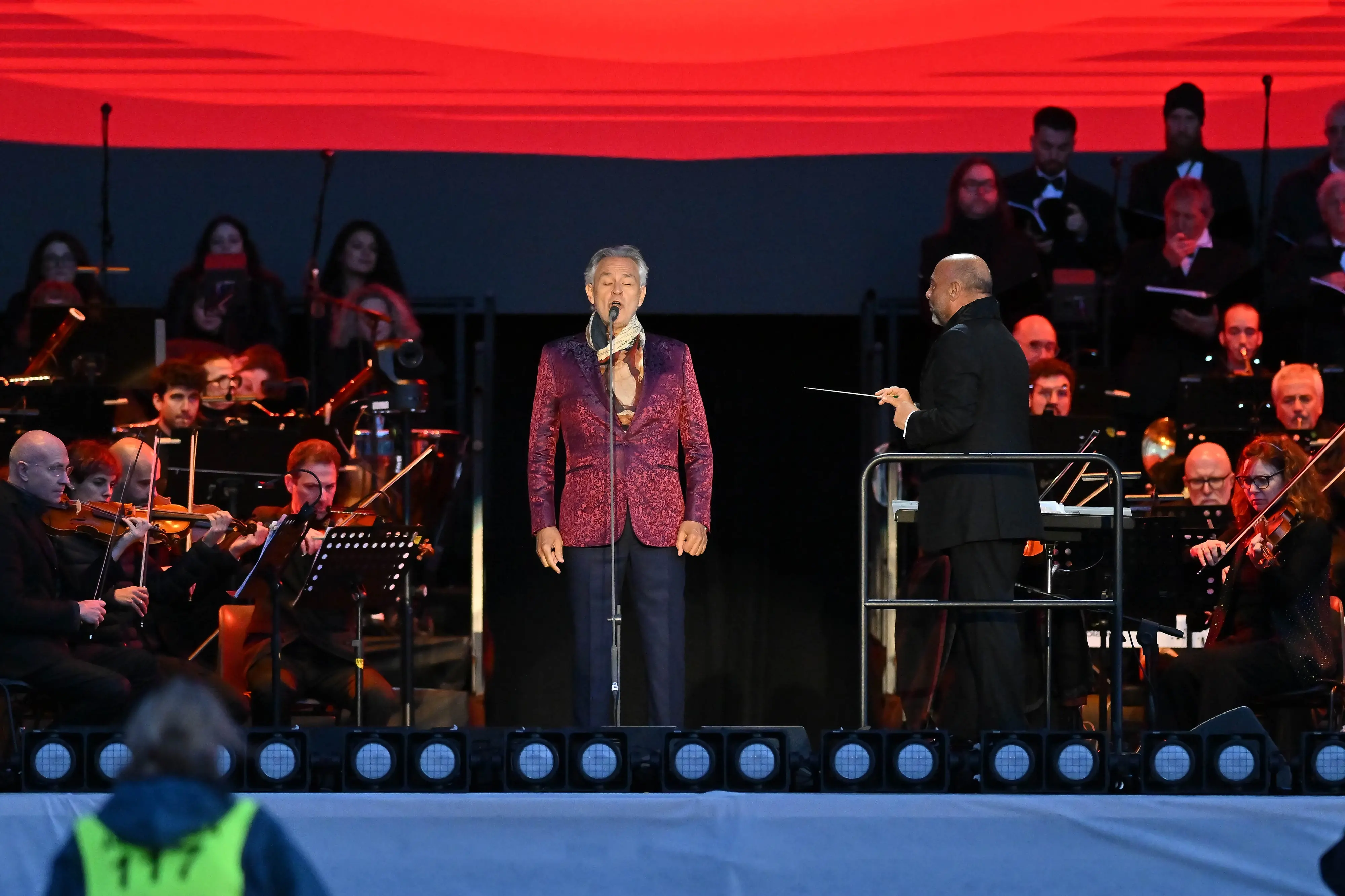 Andrea Bocelli ha incantato il pubblico con un concerto evento inserito nel tour celebrativo dei trent’anni di “Romanza”, l’album che ha portato la musica italiana nel mondo. Davanti a 15 mila spettatori, il tenore ha emozionato con il suo timbro inconfondibile e un repertorio capace di attraversare generazioni. Ad aprire la serata, tra lunghi applausi, la celebre “Di quella Pira” dal Trovatore di Giuseppe Verdi. Sul palco insieme a Bocelli anche i solisti Mariam Battistelli, Cecille, Dean Murphy e Andrea Griminelli, accompagnati dall’orchestra diretta da Marcello Rota (Foto Petrussi)