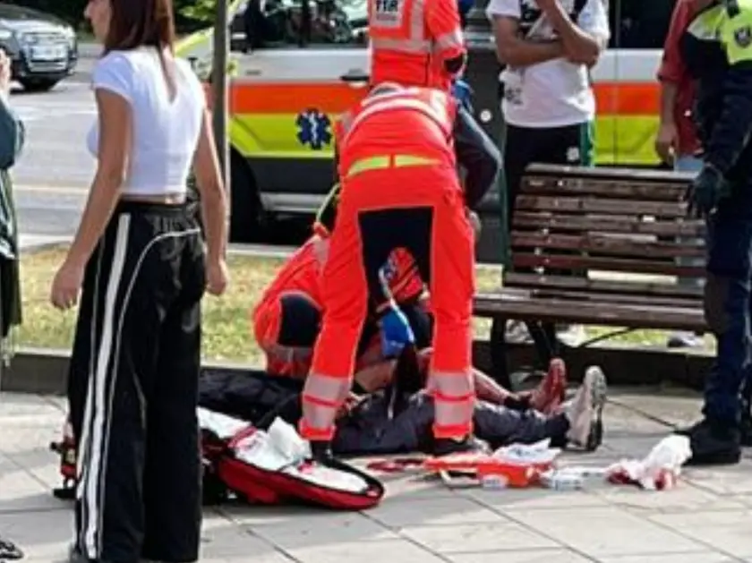Una foto del soccorso in piazza Libertà