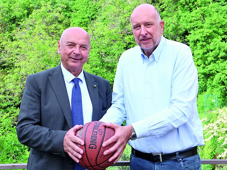 Il sindaco Roberto Dipiazza e l’ex primo cittadino Roberto Cosolini assieme per il basket. Foto Lasorte