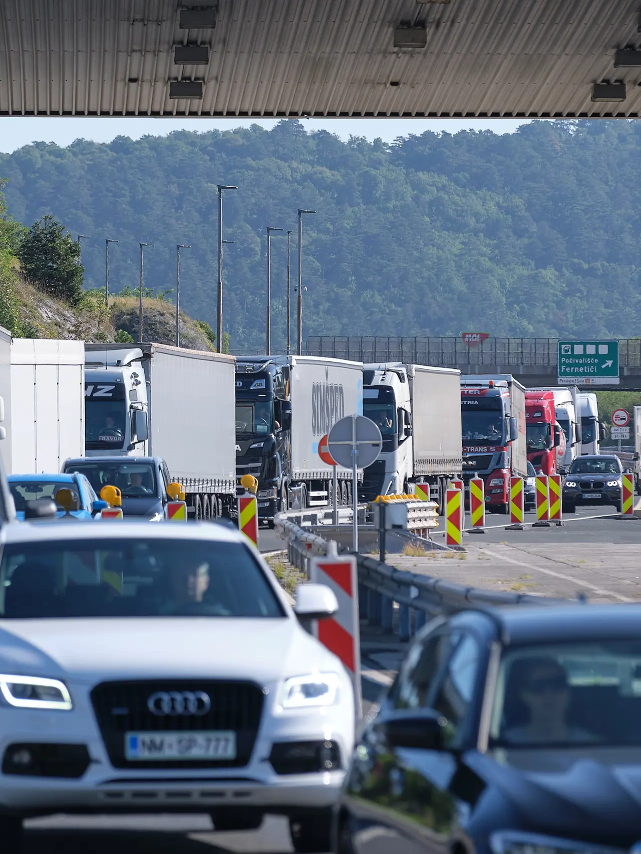 Le code di auto e Tir al valico di Fernetti nel 2025 per la chiusura dell’H4 (foto Silvano)