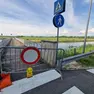 La transenna che vieta il transito pedonale in attesa dei lavori di ripristino e un tratto del ponte sul Brancolo. Foto Katia Bonaventura