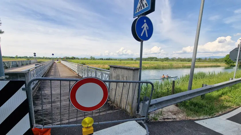 La transenna che vieta il transito pedonale in attesa dei lavori di ripristino e un tratto del ponte sul Brancolo. Foto Katia Bonaventura