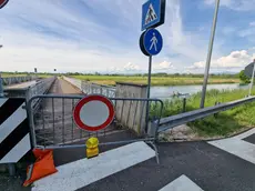 La transenna che vieta il transito pedonale in attesa dei lavori di ripristino e un tratto del ponte sul Brancolo. Foto Katia Bonaventura