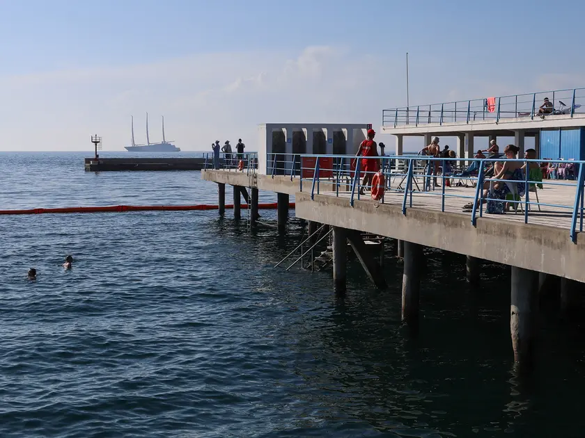 Lo stabilimento balneare Ausonia fra tintarella e primi tuffi in mare Foto Andrea Lasorte