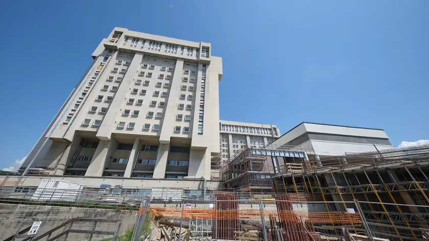https://images.ilpiccolo.it/view/acePublic/alias/contentid/1r0cjc577dhy8ppxeg8/0/copia-di-copy-of-ospedale-di-cattinara-i-cantieri-ph-massimo-silvano.webp?f=16%3A9&amp;w=840