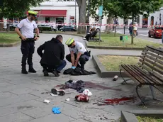 La polizia subito dopo l'accoltellamento in piazza Libertà a Trieste