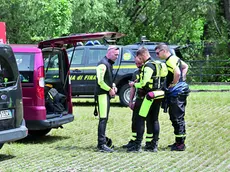 I soccorritori impegnati nelle ricerche al campo base allestito a Tarcento (foto Petrussi)