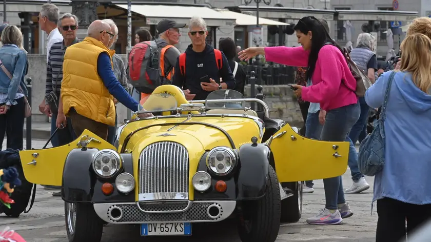 Le auto d'epoca domenica mattina esposte in Ponterosso. Foto Bruni