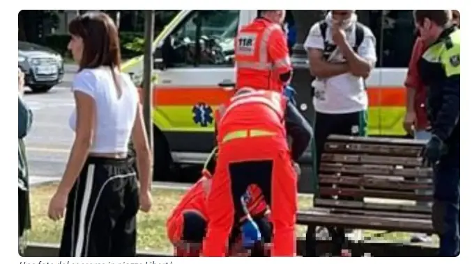 L'intervento di soccorso dei sanitari in piazza Libertà a Trieste, dove un ventenne è stato accoltellato