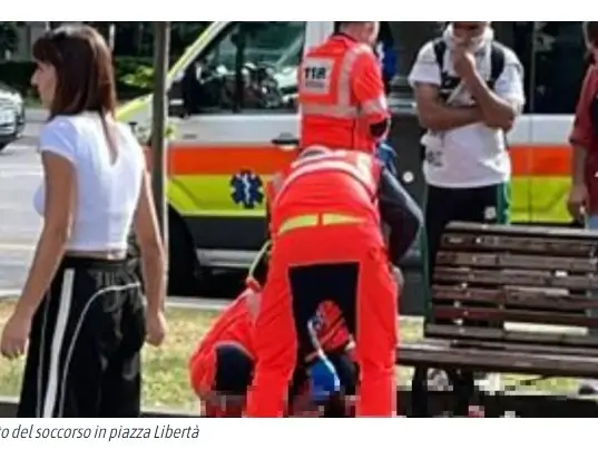 L'intervento di soccorso dei sanitari in piazza Libertà a Trieste, dove un ventenne è stato accoltellato