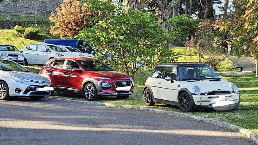 Auto parcheggiate in divieto di sosta in Borgo Castello