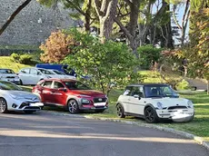Auto parcheggiate in divieto di sosta in Borgo Castello