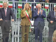 La sindaca di Genova, Silvia Salis, il presidente della Camera Lorenzo Fontana e il presidente della regione Liguria, Marco Bucci, durante la 97/ma Adunata nazionale degli alpini a Genova