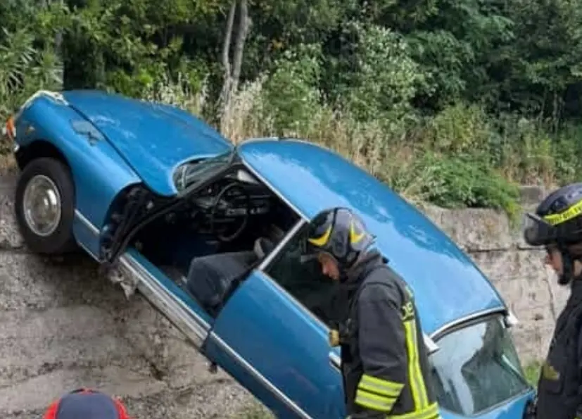 L'auto precipitata nella scarpata