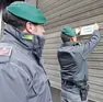 Militari della Guardia di Finanza impegnati nel sequestro di un locale