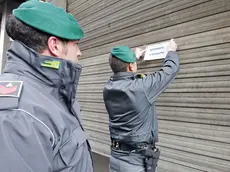 Militari della Guardia di Finanza impegnati nel sequestro di un locale