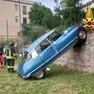 L'auto caduta all'interno del campetto parrocchiale