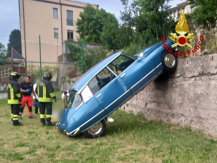 L'auto caduta all'interno del campetto parrocchiale