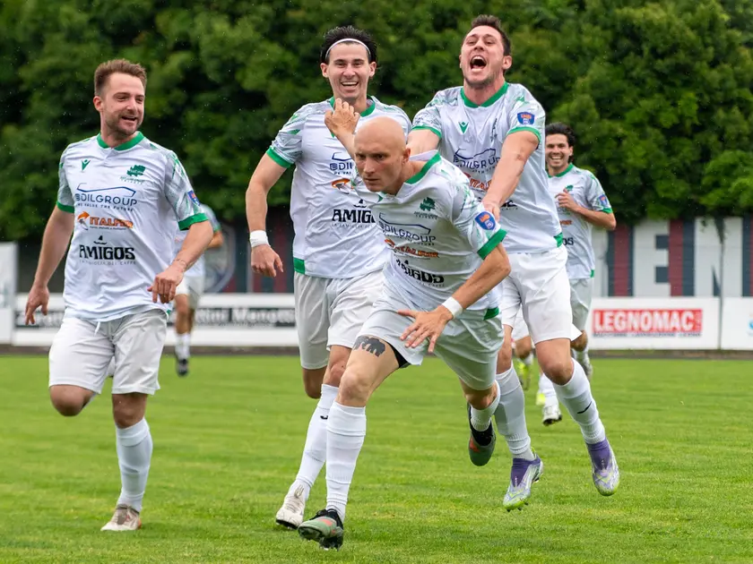 La festa dopo il gol iniziale di Andrea Olio (Nedok)