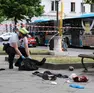 La scena dell’agguato in piazza Libertà con i rilievi della Polizia locale (foto Andrea Lasorte)