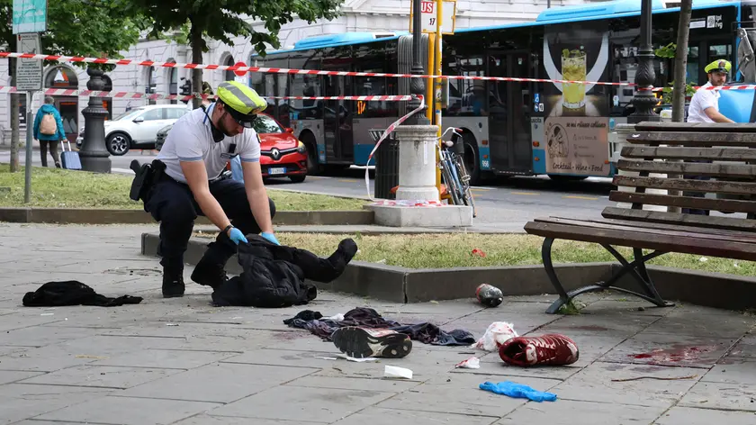 La scena dell’agguato in piazza Libertà con i rilievi della Polizia locale (foto Andrea Lasorte)