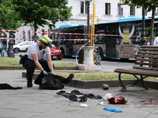 La scena dell’agguato in piazza Libertà con i rilievi della Polizia locale (foto Andrea Lasorte)
