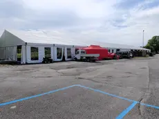 Il maxi-tendone in allestimento per le serate musicali
