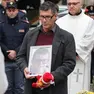 Paolo Trame con l’immagine di Giovanni durante il funerale (foto Andrea Lasorte)