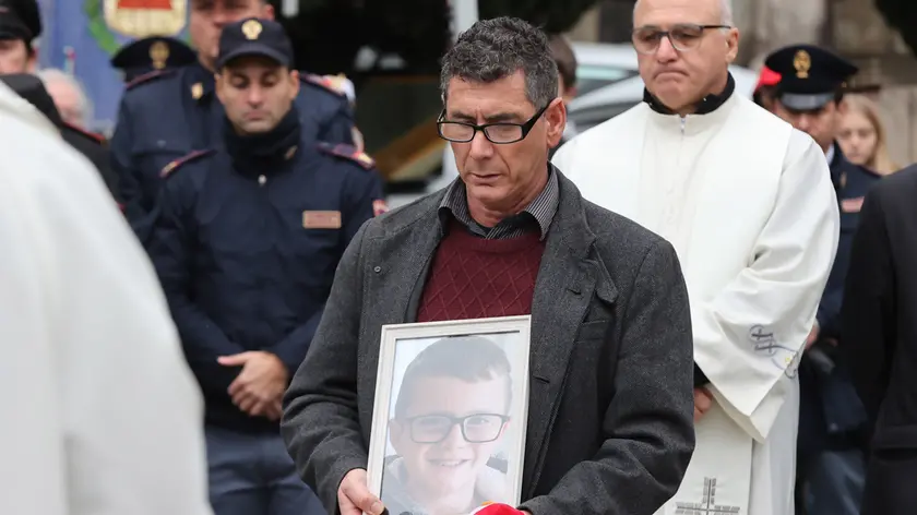 Paolo Trame con l’immagine di Giovanni durante il funerale (foto Andrea Lasorte)