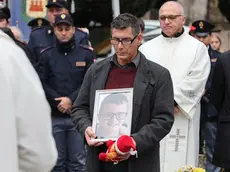 Paolo Trame con l’immagine di Giovanni durante il funerale (foto Andrea Lasorte)
