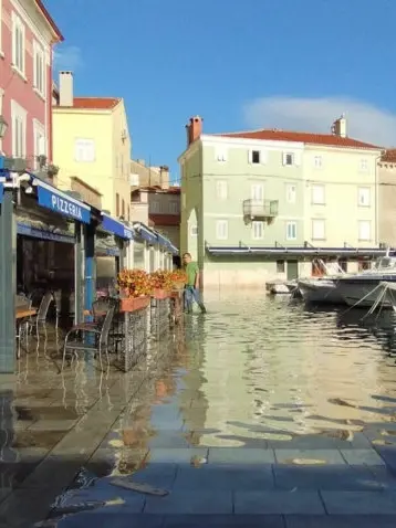 Un’immagine di archivio del centro di Cherso allagato (foto Novi list)