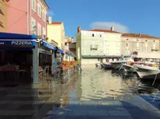 Un’immagine di archivio del centro di Cherso allagato (foto Novi list)