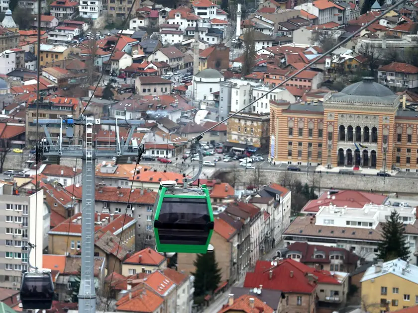 Una panoramica della città di Sarajevo vista dal monte Trebevic