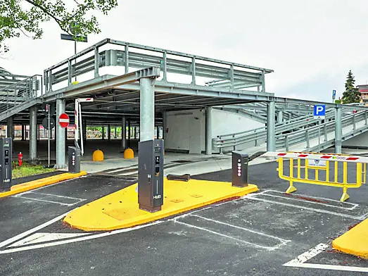 Nel parcheggio di via Manzoni sono apparsi i cartelli del disco orario: dal 3 giugno si pagherà il ticket