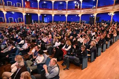 La sala gremita durante una prima