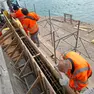 Operai al lavoro per la costruzione del futuro ponte ciclabile parallelo a quello girevole attuale