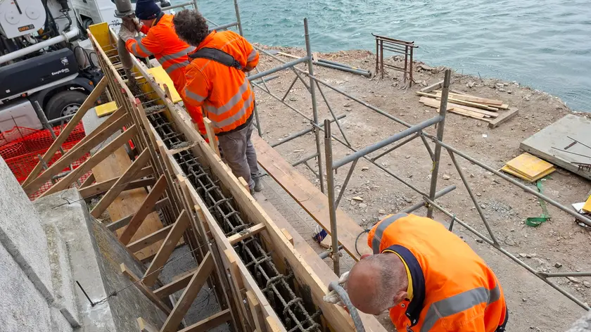 Operai al lavoro per la costruzione del futuro ponte ciclabile parallelo a quello girevole attuale