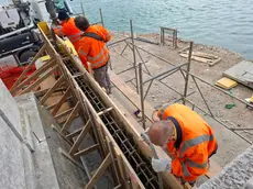Operai al lavoro per la costruzione del futuro ponte ciclabile parallelo a quello girevole attuale
