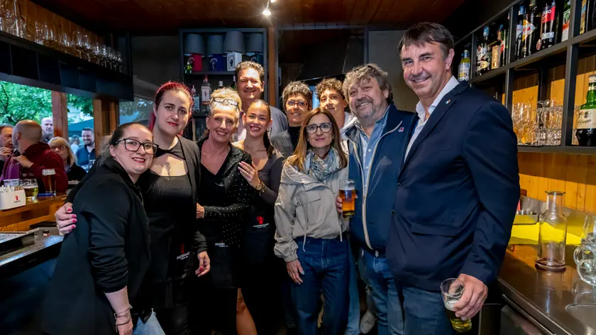 L’inaugurazione del bar Acli gestito da Bertossi sopra con sindaco e collaboratori (Bonaventura)