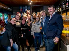 L’inaugurazione del bar Acli gestito da Bertossi sopra con sindaco e collaboratori (Bonaventura)