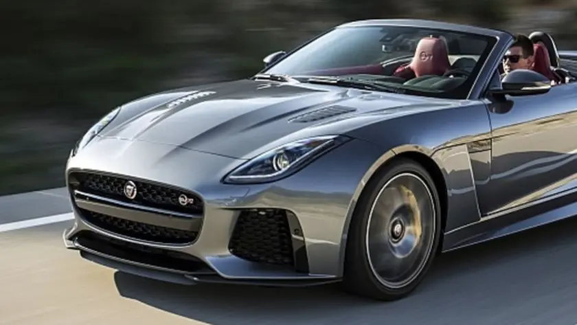 Una fiammante Jaguar cabriolet