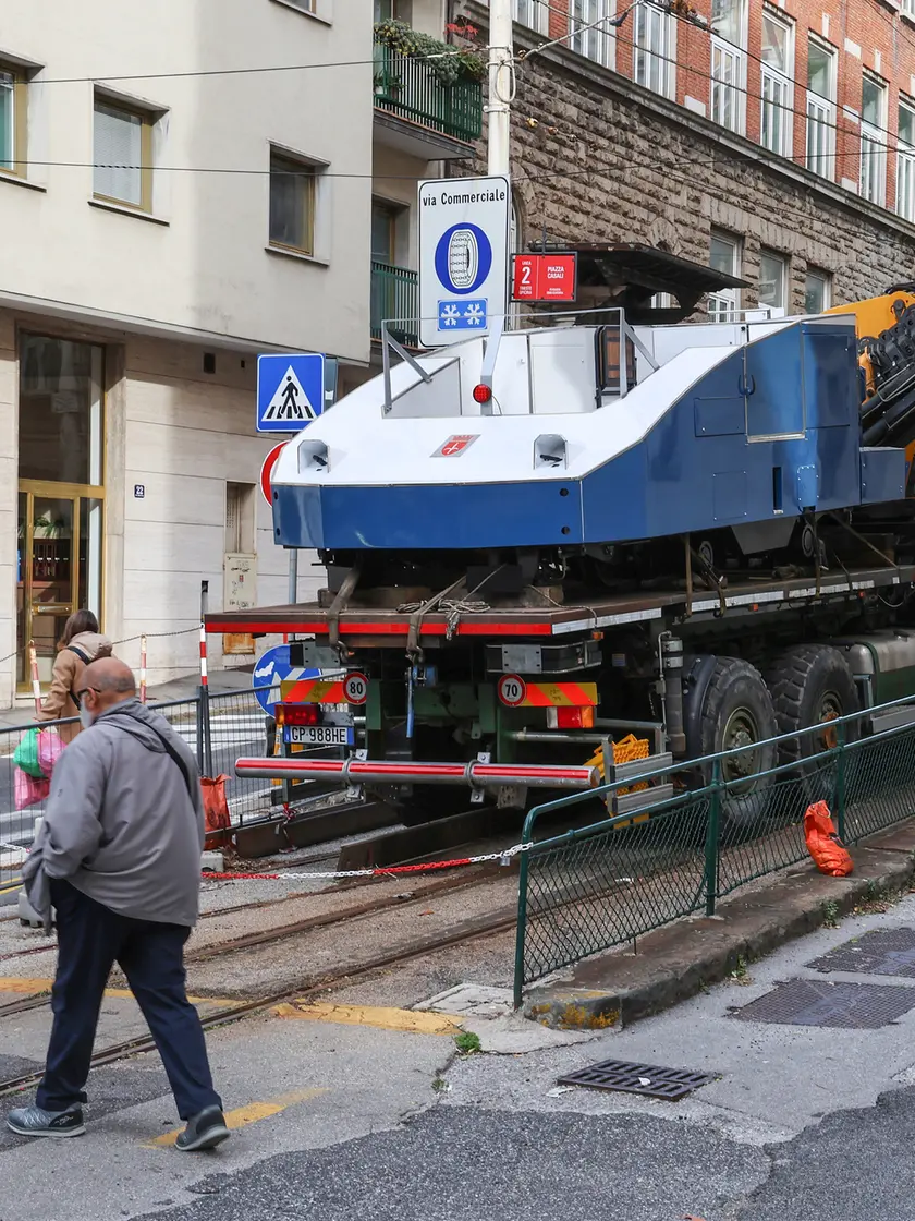 Uno dei carri scudo del Tram in via Commerciale (foto Andrea Lasorte)