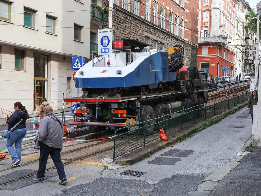Uno dei carri scudo del Tram in via Commerciale (foto Andrea Lasorte)
