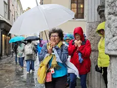 Turisti alle prese con il maltempo nel centro di Trieste (foto Andrea Lasorte)