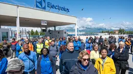 Lavoratori Electrolux davanti lo stabilimento di Porcia (Foto Petrussi)