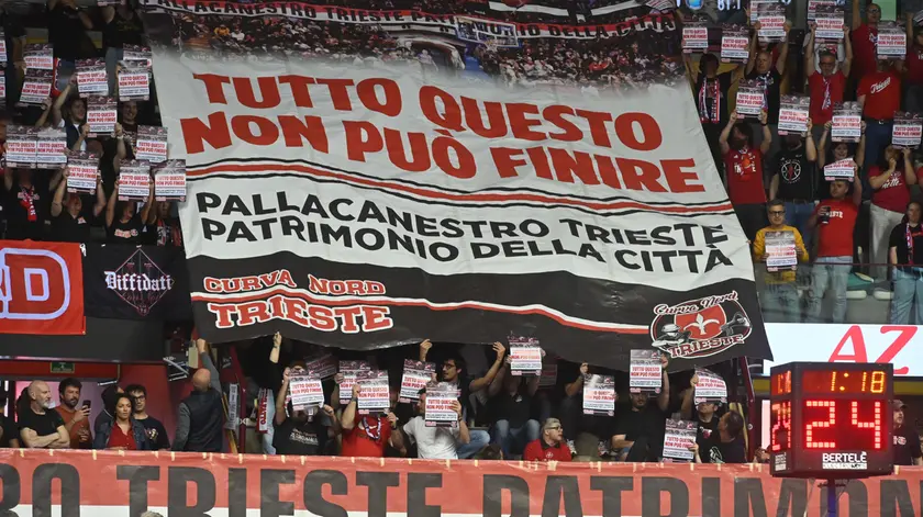 Lo striscione dei tifosi durante Trieste-Cremona (foto Francesco Bruni)