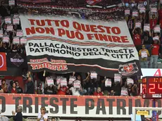 Lo striscione dei tifosi durante Trieste-Cremona (foto Francesco Bruni)