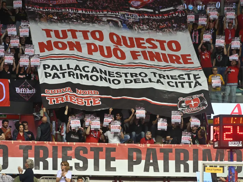 Lo striscione dei tifosi durante Trieste-Cremona (foto Francesco Bruni)